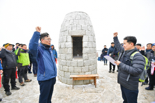 1일 서대문구 안산에서 이대훈 은행장(왼쪽)과 임직원들이 '2020년 사업추진 결의대회'를 개최하고 결의문을 제창하고 있다. NH농협은행 제공